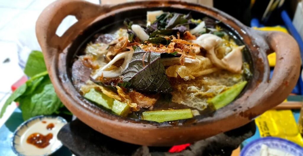 Lẩu bò hẻm 616 nấu bằng nồi đất