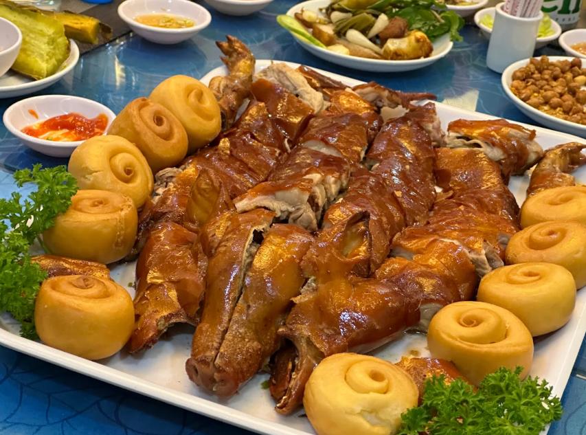 Món heo quay giòn ngon nứt tiếng tại quán