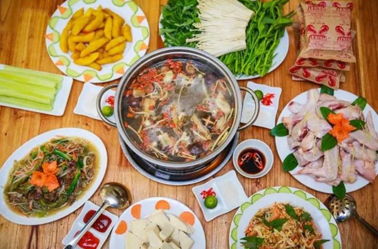 Lẩu gà lá quế Tú Như