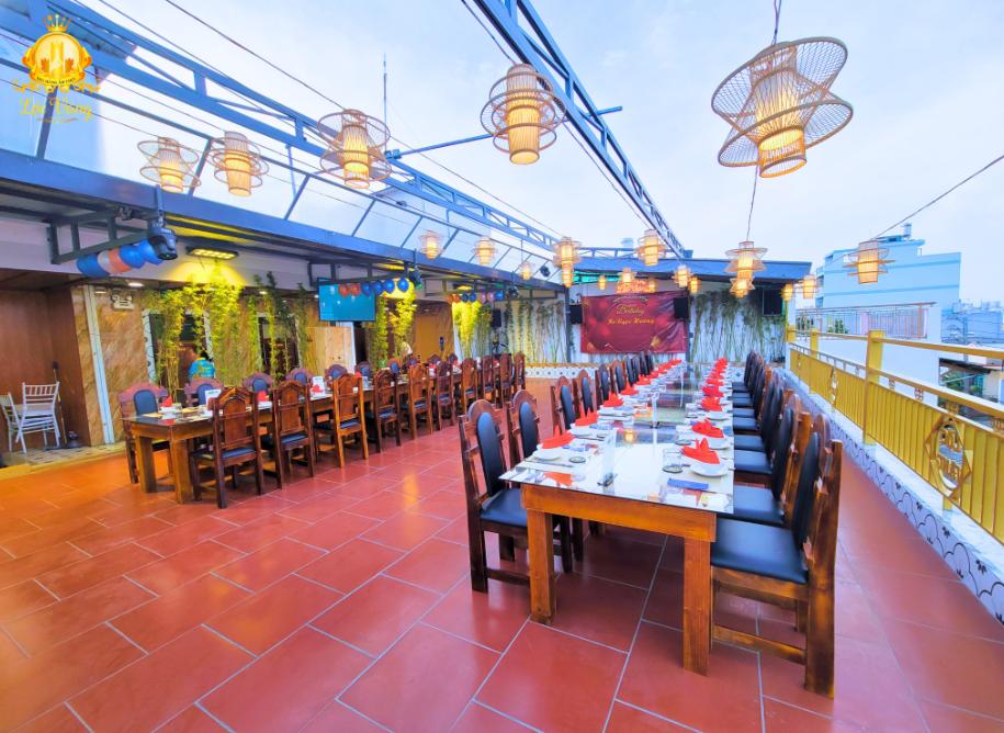 Hầm Rượu Lộc Vàng có không gian ngoài trời thoáng mát