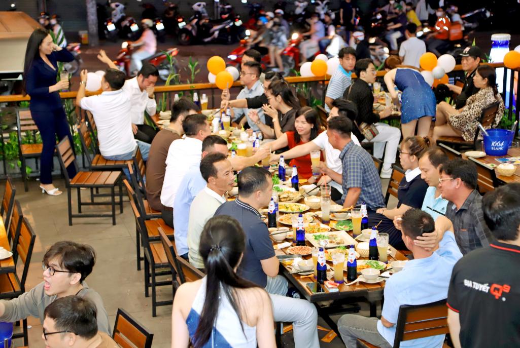 Bia tuyết Q9 - Quán nhậu Ung Văn Khiêm cực đông khách mỗi tối