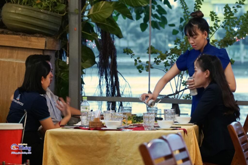 Nhà hàng Thủy có view cạnh bờ sông thoáng đãng