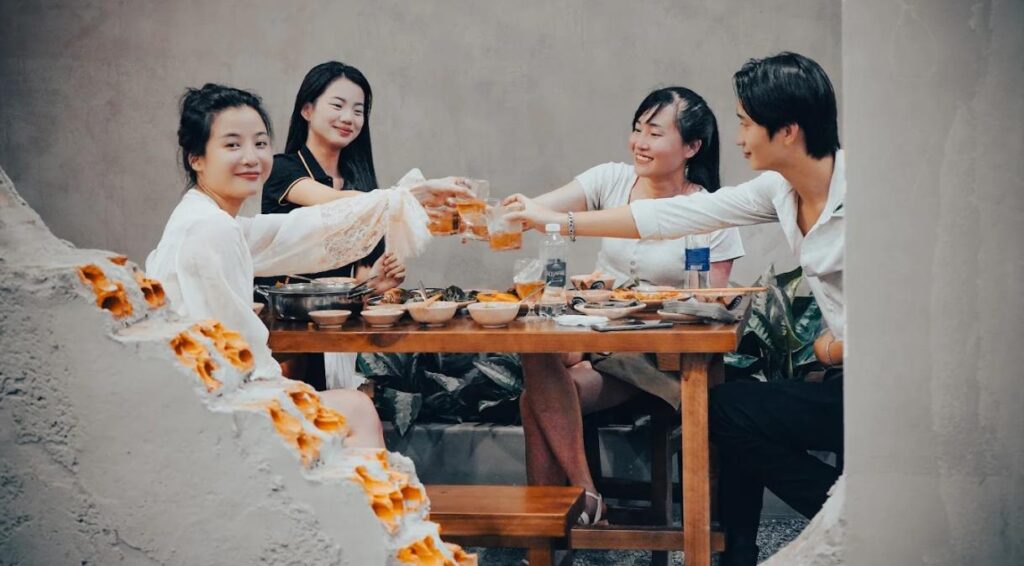 Quán nhậu Beer Boom với thiết kế màu xi măng độc lạ