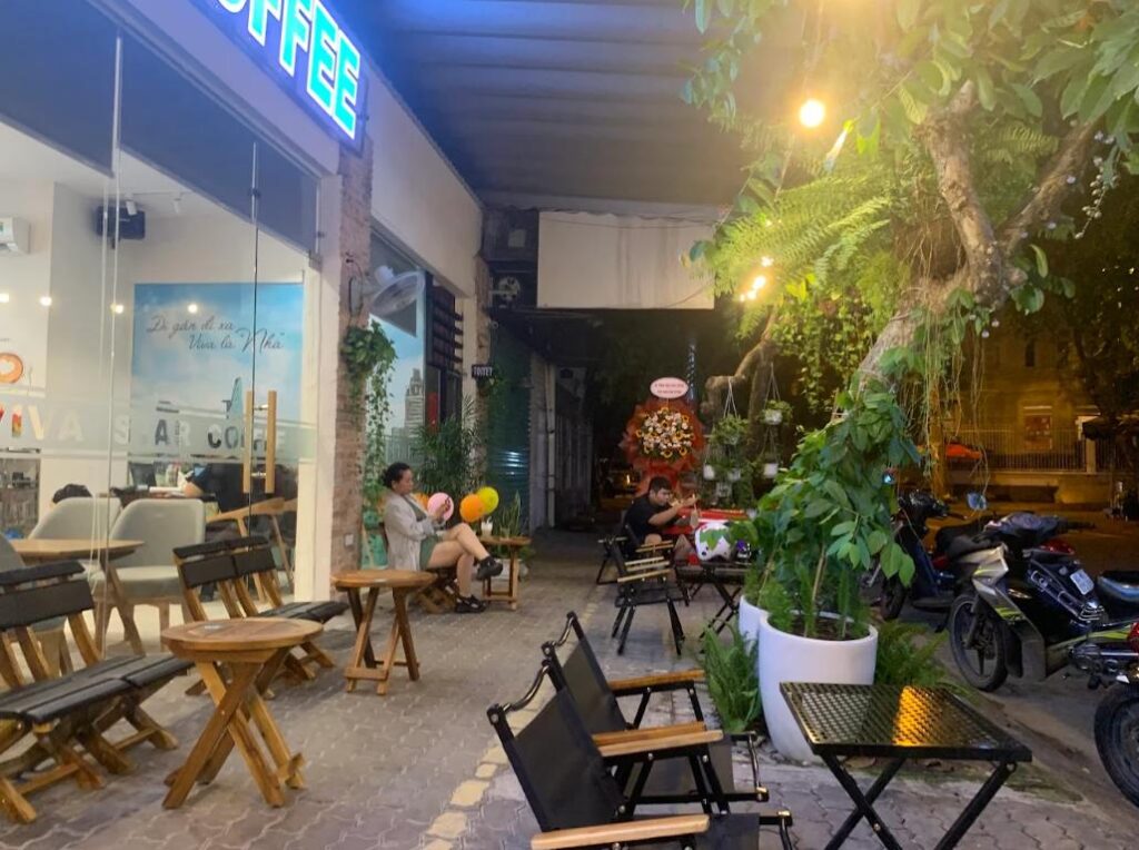 Viva Star Coffee - Cafe Quận 7 có không gian trong nhà và ngoài trời