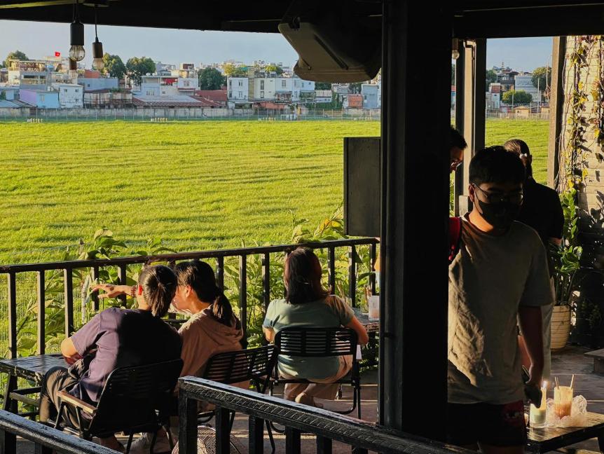 Phen’s Coffee - Quán cafe TPHCM view ngắm máy bay