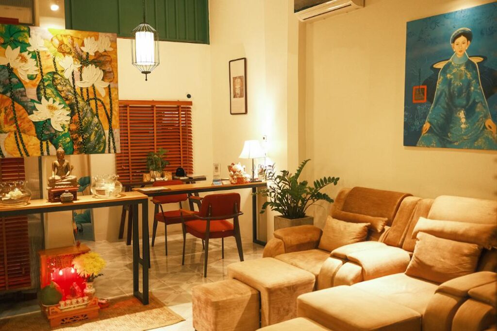 Không gian bên trong cực kỳ thư giãn dưới ánh đèn vàng