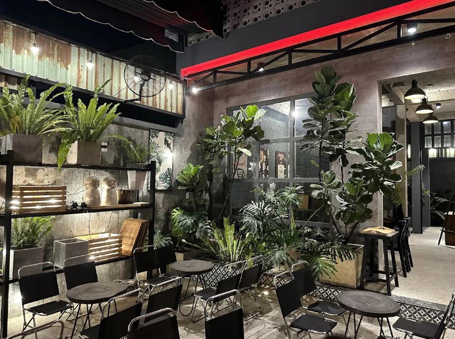 The Bis Coffee - Quám cafe Hóc Môn có view sân vườn