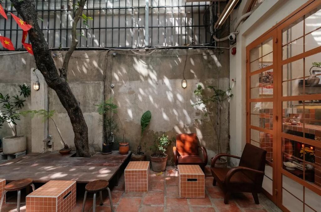 Phường Cà Phê có không gian bên trong và ngoài trời